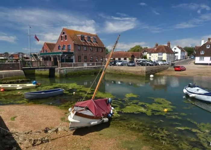 Spacious Top Floor Apartment With Harbour Views