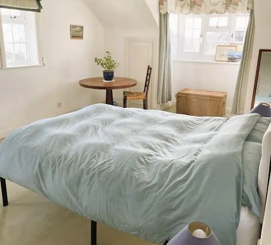 Spacious Top Floor Apartment With Harbour Views