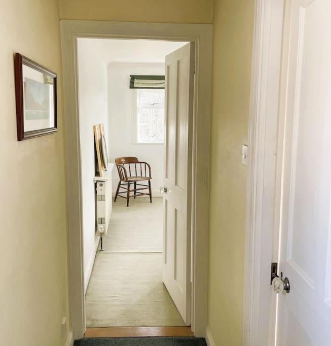 Spacious Floor With Harbour Views *